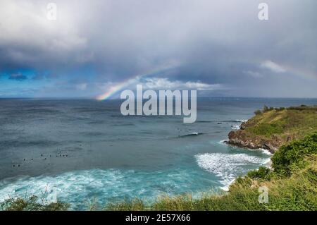 Brillante arcobaleno scoppiare nel cielo sopra la baia di honolua maui Foto Stock