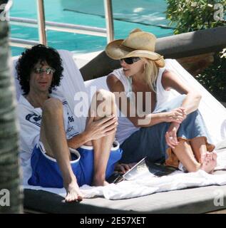 Esclusiva!! Recentemente impegnato Howard Stern e fidanzato Beth Ostrosky Rilassati in un hotel di Miami Beach, 23/02/07. [[tag mab]] Foto Stock