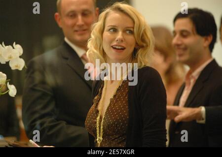 L'attrice Naomi Watts partecipa alla National Foundation for the Advancement of the Arts (NFAA). Sybil e David Yurman premiano Elizabeth Eicher, vincitrice del David Yurman NFAA Award 2007 in Visual Arts, Naomi & David ha consegnato il premio. Bal Harbour Shops, Miami, FL, 2/2207. [[ccb]] Foto Stock