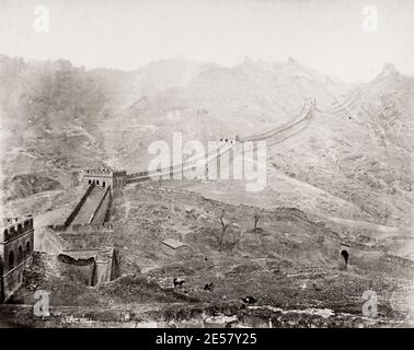 Fotografia d'epoca del XIX secolo: Grande Muraglia della Cina, cima del passo di Nankou, zona di Pechino Pechino Pechino Pechino, Cina. Thmoas bambino fotografia. Foto Stock