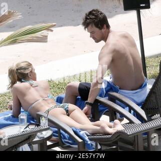 Esclusiva!! Fergie e il suo fidanzato Josh Duhamel si rilassano a bordo piscina nel loro hotel di lusso in Messico. La coppia sorride tutti mentre si rilassavano al sole e guardavano l'oceano. A un certo punto Duhamel sembrava esprimere grande ammirazione delle natiche di Fergie.3/6/07 [[rac]] Foto Stock