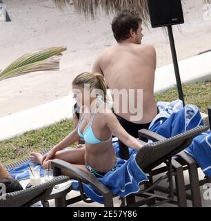 Esclusiva!! Fergie e il suo fidanzato Josh Duhamel si rilassano a bordo piscina nel loro hotel di lusso in Messico. La coppia sorride tutti mentre si rilassavano al sole e guardavano l'oceano. A un certo punto Duhamel sembrava esprimere grande ammirazione delle natiche di Fergie.3/6/07 [[rac]] Foto Stock