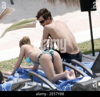 Esclusiva!! Fergie e il suo fidanzato Josh Duhamel si rilassano a bordo piscina nel loro hotel di lusso in Messico. La coppia sorride tutti mentre si rilassavano al sole e guardavano l'oceano. A un certo punto Duhamel sembrava esprimere grande ammirazione delle natiche di Fergie.3/6/07 [[rac]] Foto Stock