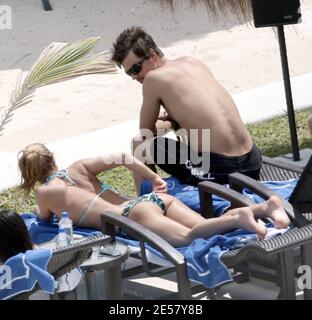 Esclusiva!! Fergie e il suo fidanzato Josh Duhamel si rilassano a bordo piscina nel loro hotel di lusso in Messico. La coppia sorride tutti mentre si rilassavano al sole e guardavano l'oceano. A un certo punto Duhamel sembrava esprimere grande ammirazione delle natiche di Fergie.3/6/07 [[rac]] Foto Stock
