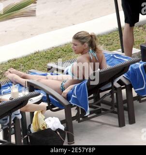 Esclusiva!! Fergie e il suo fidanzato Josh Duhamel si rilassano a bordo piscina nel loro hotel di lusso in Messico. La coppia sorride tutti mentre si rilassavano al sole e guardavano l'oceano. A un certo punto Duhamel sembrava esprimere grande ammirazione delle natiche di Fergie.3/6/07 [[rac]] Foto Stock