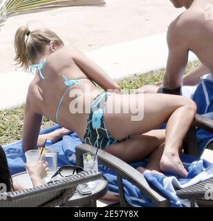 Esclusiva!! Fergie e il suo fidanzato Josh Duhamel si rilassano a bordo piscina nel loro hotel di lusso in Messico. La coppia sorride tutti mentre si rilassavano al sole e guardavano l'oceano. A un certo punto Duhamel sembrava esprimere grande ammirazione delle natiche di Fergie.3/6/07 [[rac]] Foto Stock
