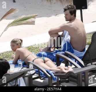 Esclusiva!! Fergie e il suo fidanzato Josh Duhamel si rilassano a bordo piscina nel loro hotel di lusso in Messico. La coppia sorride tutti mentre si rilassavano al sole e guardavano l'oceano. A un certo punto Duhamel sembrava esprimere grande ammirazione delle natiche di Fergie.3/6/07 [[rac]] Foto Stock