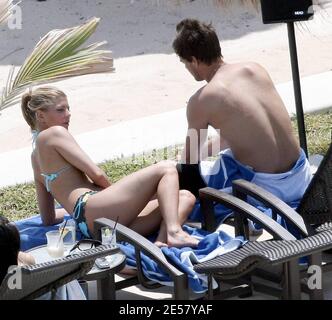 Esclusiva!! Fergie e il suo fidanzato Josh Duhamel si rilassano a bordo piscina nel loro hotel di lusso in Messico. La coppia sorride tutti mentre si rilassavano al sole e guardavano l'oceano. A un certo punto Duhamel sembrava esprimere grande ammirazione delle natiche di Fergie.3/6/07 [[rac]] Foto Stock