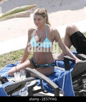Esclusiva!! Fergie e il suo fidanzato Josh Duhamel si rilassano a bordo piscina nel loro hotel di lusso in Messico. La coppia sorride tutti mentre si rilassavano al sole e guardavano l'oceano. A un certo punto Duhamel sembrava esprimere grande ammirazione delle natiche di Fergie.3/6/07 [[rac]] Foto Stock