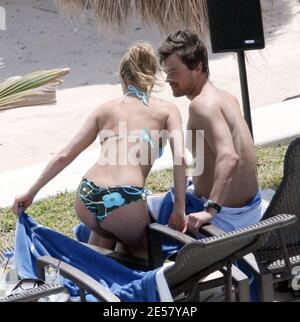 Esclusiva!! Fergie e il suo fidanzato Josh Duhamel si rilassano a bordo piscina nel loro hotel di lusso in Messico. La coppia sorride tutti mentre si rilassavano al sole e guardavano l'oceano. A un certo punto Duhamel sembrava esprimere grande ammirazione delle natiche di Fergie.3/6/07 [[rac]] Foto Stock
