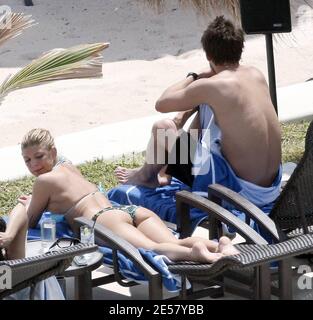 Esclusiva!! Fergie e il suo fidanzato Josh Duhamel si rilassano a bordo piscina nel loro hotel di lusso in Messico. La coppia sorride tutti mentre si rilassavano al sole e guardavano l'oceano. A un certo punto Duhamel sembrava esprimere grande ammirazione delle natiche di Fergie.3/6/07 [[rac]] Foto Stock