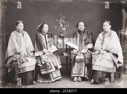 19 ° secolo vintage fotografia: Gruppo di donne cinesi in abiti ornati con piedi legati, Cina. Foto Stock