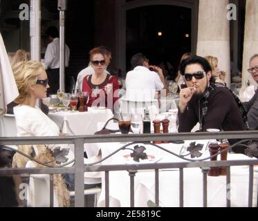 Esclusiva!! Dave Navarro e la nuova fidanzata Kelly Carlson passarono la domenica di Pasqua insieme al Grove di Los Angeles, California. La coppia cenò a la Pizzeria e condivideva sorrisi e risate. 4/8/07 [[mar]] Foto Stock