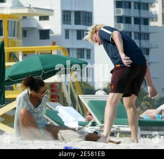 Esclusiva!! Boris Becker e i figli trascorrono una giornata a Miami Beach con la ragazza Sharlely Kerssenberg. Giocarono a calcio e fecero castelli di sabbia mentre l'ex moglie Barbara pranzò con gli amici nell'hotel adiacente, il 9/4/07. [[tag mab]] Foto Stock