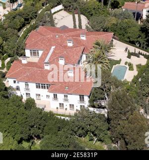 Questo è il 22 milioni di dollari Beverly Hills, California palazzo che David e Victoria Beckham si dice stanno acquistando. Victoria è andato direttamente a casa al suo arrivo A LA oggi. Gli anni '20 ispirato 6 camere da letto, 9 bagni Villa italiana progettato da Tim Morrison di fama internazionale ha raffinata eleganza e raffinatezza. Enormi cancelli di ferro si aprono per rivelare un lungo viaggio privato. Situata su una delle strade più esclusive di Beverly Hills, questa tenuta di 13,000 metri quadrati è stata accuratamente dettagliata e realizzata. La pianta del pavimento di tipo H si estende su 1 1/4 Foto Stock