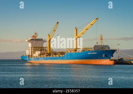 Navi da crociera e cargo al porto di Ushuaia nel Parco Nazionale Tierra del Fuego al tramonto, Patagonia, Argentina Foto Stock