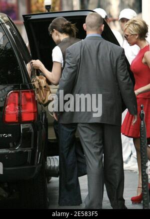 Lady in rosso, Victoria Beckham prende Katie Holmes per vedere la sua nuova residenza di Beverly Hills in CA. E fa il tempo per un viaggio di shopping a Marc Jacobs e The Grove. 4/29/07 Foto Stock