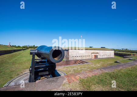 Vista del cannone Colombiad da 10 pollici del modello 1861 confederato Rodman al Fort Macon state Park di Atlantic Beach, North Carolina. Fort Macon fu costruito dopo il Wa Foto Stock