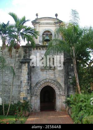 Vedute generali della Chiesa episcopale di San Bernardo de Clairvaux e dell'Antico Monastero Spagnolo a North Miami, Fla 5/8/07. Tutti i feesdevono essere concordati prima della pubblicazione. [[tag]] Foto Stock