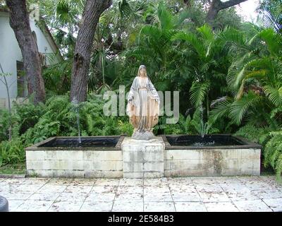 Vedute generali della Chiesa episcopale di San Bernardo de Clairvaux e dell'Antico Monastero Spagnolo a North Miami, Fla 5/8/07. Tutti i feesdevono essere concordati prima della pubblicazione. [[tag]] Foto Stock