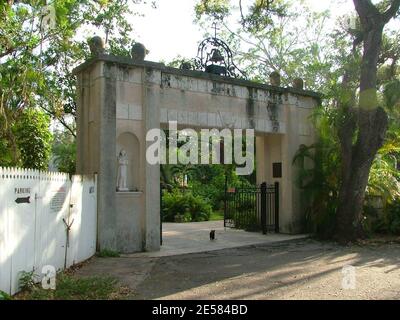 Vedute generali della Chiesa episcopale di San Bernardo de Clairvaux e dell'Antico Monastero Spagnolo a North Miami, Fla 5/8/07. Tutti i feesdevono essere concordati prima della pubblicazione. [[tag]] Foto Stock