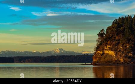 Le montagne olimpiche da sud Puget Sound Foto Stock