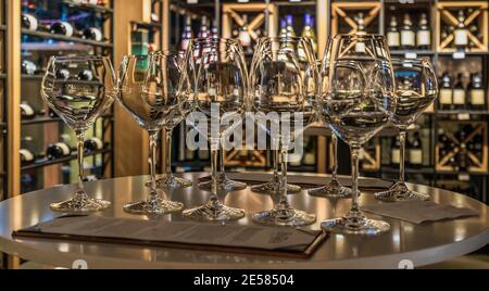 Gocce di vino di cristallo che scintillano a colori Foto Stock