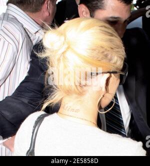 Christina Aguilera porta la sua mamma, Shelly Kearns, all'Ivy di Los Angeles, California, per il giorno della mamma. La pop star era molto protettiva di sua madre e ha chiesto ai fotografi di dare a sua madre un po' di spazio mentre la ha guidata alla loro attesa chauffeur-guidato Rolls Royce. 5/13/07. [[rac]] Foto Stock