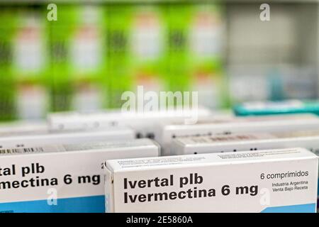 Buenos Aires, capitale federale, Argentina. 26 gennaio 2021. Rimane una polemica nella comunità scientifica per l'uso terapeutico dell'ivermectina nella prevenzione e nel trattamento del coronavirus.Ivermectina è un agente antiparassitario ad ampio spettro nella medicina umana e veterinaria. In test in vitro ha dimostrato il suo potenziale come inibitore del virus SARS-COV-2. È diventato importante quando alcune indagini cliniche hanno dimostrato di fornire una riduzione significativa nel rischio di contagio e nella mortalità dei positivi.anche se l'amministrazione nazionale di cibo, droghe e tecnologia medica (AN Foto Stock