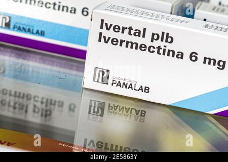 Buenos Aires, capitale federale, Argentina. 26 gennaio 2021. Rimane una polemica nella comunità scientifica per l'uso terapeutico dell'ivermectina nella prevenzione e nel trattamento del coronavirus.Ivermectina è un agente antiparassitario ad ampio spettro nella medicina umana e veterinaria. In test in vitro ha dimostrato il suo potenziale come inibitore del virus SARS-COV-2. È diventato importante quando alcune indagini cliniche hanno dimostrato di fornire una riduzione significativa nel rischio di contagio e nella mortalità dei positivi.anche se l'amministrazione nazionale di cibo, droghe e tecnologia medica (AN Foto Stock