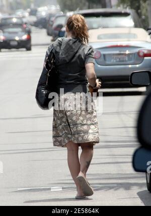 Drew Barrymore è in cerca di felicità e salute. L'attrice è andata per una sessione di allenamento in un fitness club privato per un'ora e mezza e il libro del Dalai lama, 'l'arte della felicità', stava posando sulla sua auto. 5/19/07. [[rac ral]] Foto Stock