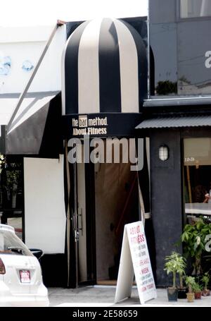 Drew Barrymore è in cerca di felicità e salute. L'attrice è andata per una sessione di allenamento in un fitness club privato per un'ora e mezza e il libro del Dalai lama, 'l'arte della felicità', stava posando sulla sua auto. 5/19/07. [[rac ral]] Foto Stock