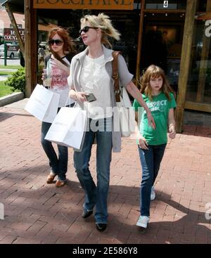 Melanie Griffith prende le sue due figlie, Dakota e Stella, facendo acquisti a Malibu, California 5/26/07. [[rac ral]] Foto Stock