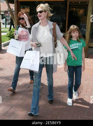 Melanie Griffith prende le sue due figlie, Dakota e Stella, facendo acquisti a Malibu, California 5/26/07. [[rac ral]] Foto Stock