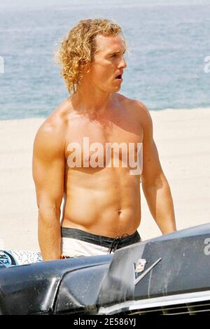 Esclusiva!! Matthew McConaughey cerca di capire come cavalcare uno skateboard sul set del suo nuovo film 'surfer Dude' a Malibu, California 5/25/07. [[LAJ]] Foto Stock