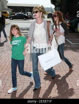 Melanie Griffith prende le sue due figlie, Dakota e Stella, facendo acquisti a Malibu, California 5/26/07. [[rac ral]] Foto Stock