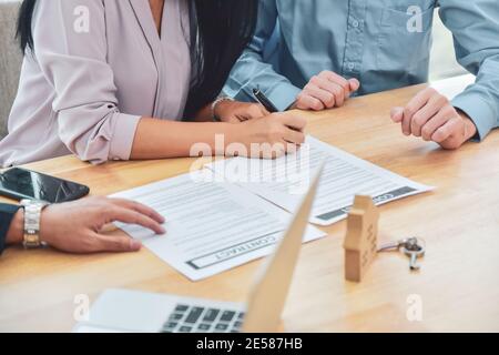 Primo piano segno di mano contratto di acquisto casa concetto famiglia prestito di affitto di finanziamento di investimento domestico di affari Foto Stock