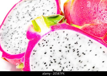 Frutta fresca intera e affettata, isolata su fondo bianco vicino macro su Foto Stock