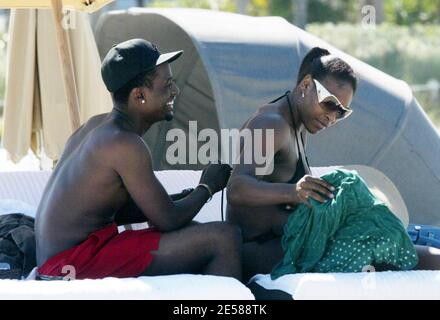 Esclusiva!! Jackie Long, fidanzata di Serena Williams, la salva da un malfunzionamento del guardaroba durante una giornata a Miami Beach, Fla. 6/10/07. [[mab]] Foto Stock