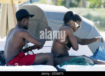 Esclusiva!! Jackie Long, fidanzata di Serena Williams, la salva da un malfunzionamento del guardaroba durante una giornata a Miami Beach, Fla. 6/10/07. [[mab]] Foto Stock