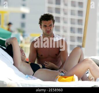 Esclusiva!! I calciatori portoghesi Simao Sabrosa e Bruno Jo†o Morais Aguiar godono del tempo al sole con gli amici su Miami Beach, Fla. 6/14/07. [[tag mab]] Foto Stock