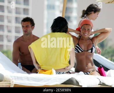 Esclusiva!! I calciatori portoghesi Simao Sabrosa e Bruno Jo†o Morais Aguiar godono del tempo al sole con gli amici su Miami Beach, Fla. 6/14/07. [[tag mab]] Foto Stock