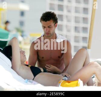 Esclusiva!! I calciatori portoghesi Simao Sabrosa e Bruno Jo†o Morais Aguiar godono del tempo al sole con gli amici su Miami Beach, Fla. 6/14/07. [[tag mab]] Foto Stock