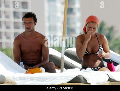 Esclusiva!! I calciatori portoghesi Simao Sabrosa e Bruno Jo†o Morais Aguiar godono del tempo al sole con gli amici su Miami Beach, Fla. 6/14/07. [[tag mab]] Foto Stock