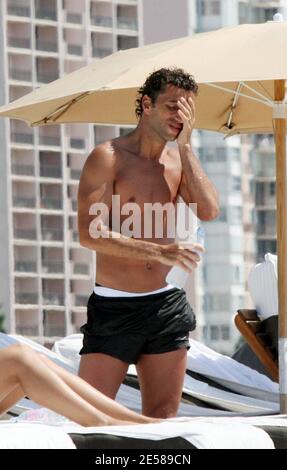 Esclusiva!! I calciatori portoghesi Simao Sabrosa e Bruno Jo†o Morais Aguiar godono del tempo al sole con gli amici su Miami Beach, Fla. 6/14/07. [[tag mab]] Foto Stock