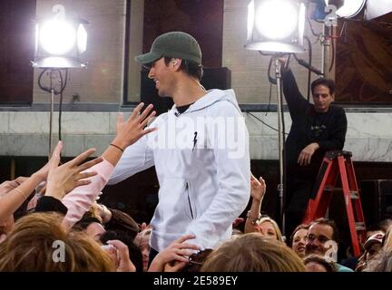 Enrique Iglesias, cantante latino del heartthrob, si esibisce al Today Show di New York, NY 6/15/07. [[jav]] Foto Stock