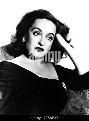 1950 , USA : l'attrice del film BETTE DAVIS ( 1908 - 1989 ) in TUTTO SU EVA contro Eva ) Di Joseph L. Mankiewicz - CINEMA - FILM - attrice - ritratto - ritratto - orecchini - orecchini - orecchini - orecchino - diamante - diamanti - diamante - diamanti - gioiello - gioielli - gioielleria - gioiello - gioielli - capelli lunghi - ---- Archivio GBB Foto Stock