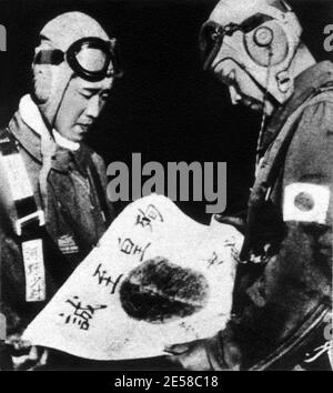 1943 c., GIAPPONE : KAMIKAZE giapponese con bandiera firmata da altri compagni - seconda guerra mondiale - seconda GUERRA MONDIALE - seconda guerra mondiale - GIAPPONE - Giappone - AVIAZIONE - suicidio - suicidio - uniforme militare - divisa uniforme militare ---- Archivio GBB Foto Stock