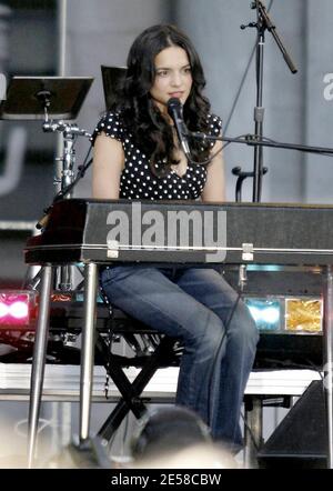 Norah Jones suona sulla "Good Morning America" di ABC a Bryant Park. New York, New York. 7/6/07. [[kat]] Foto Stock