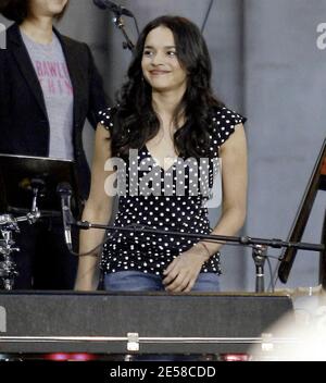 Norah Jones suona sulla "Good Morning America" di ABC a Bryant Park. New York, New York. 7/6/07. [[kat]] Foto Stock